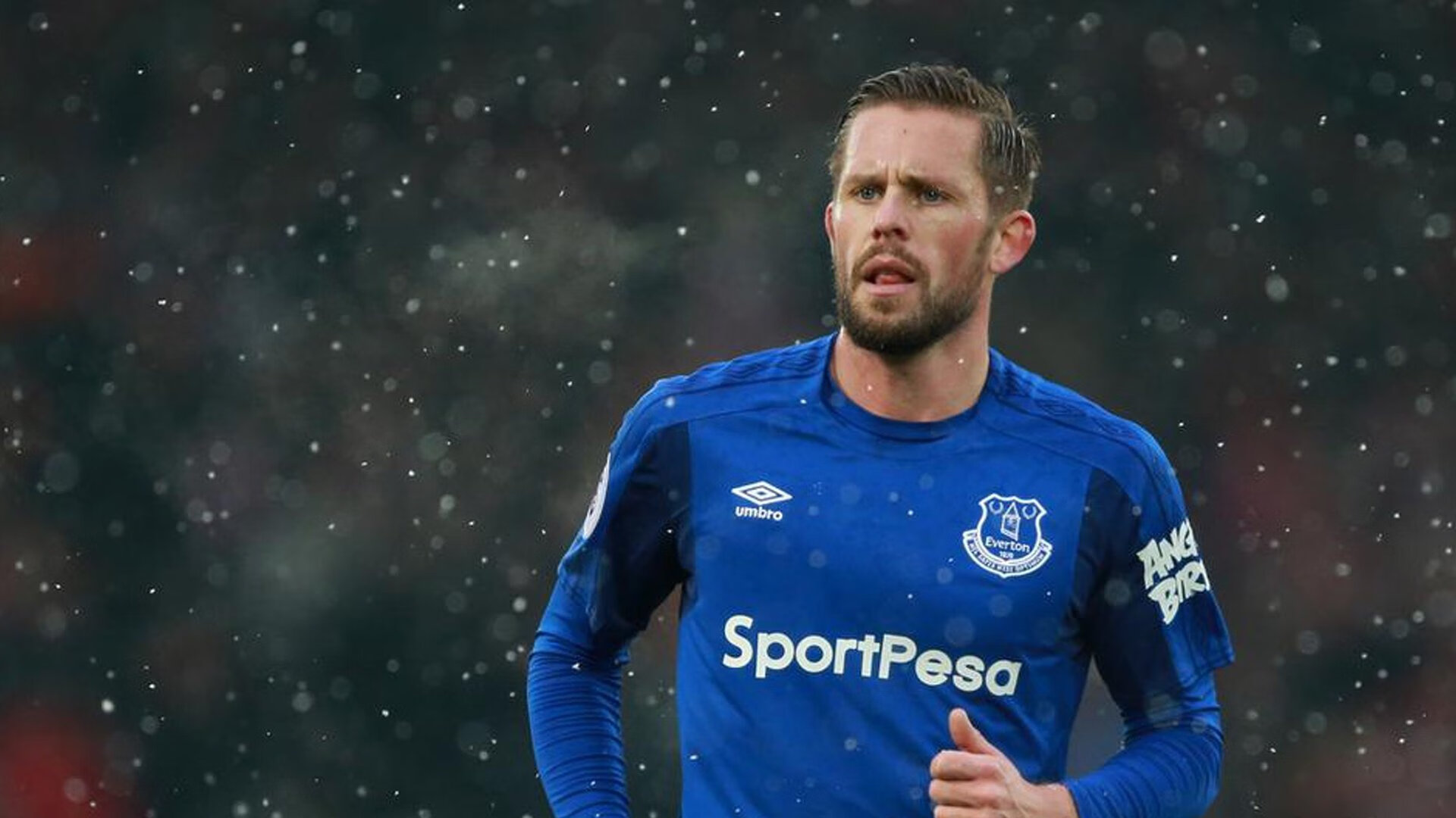 曼联正面击溃里昂,C罗数据全面爆炸,一场定义时代的个人表演