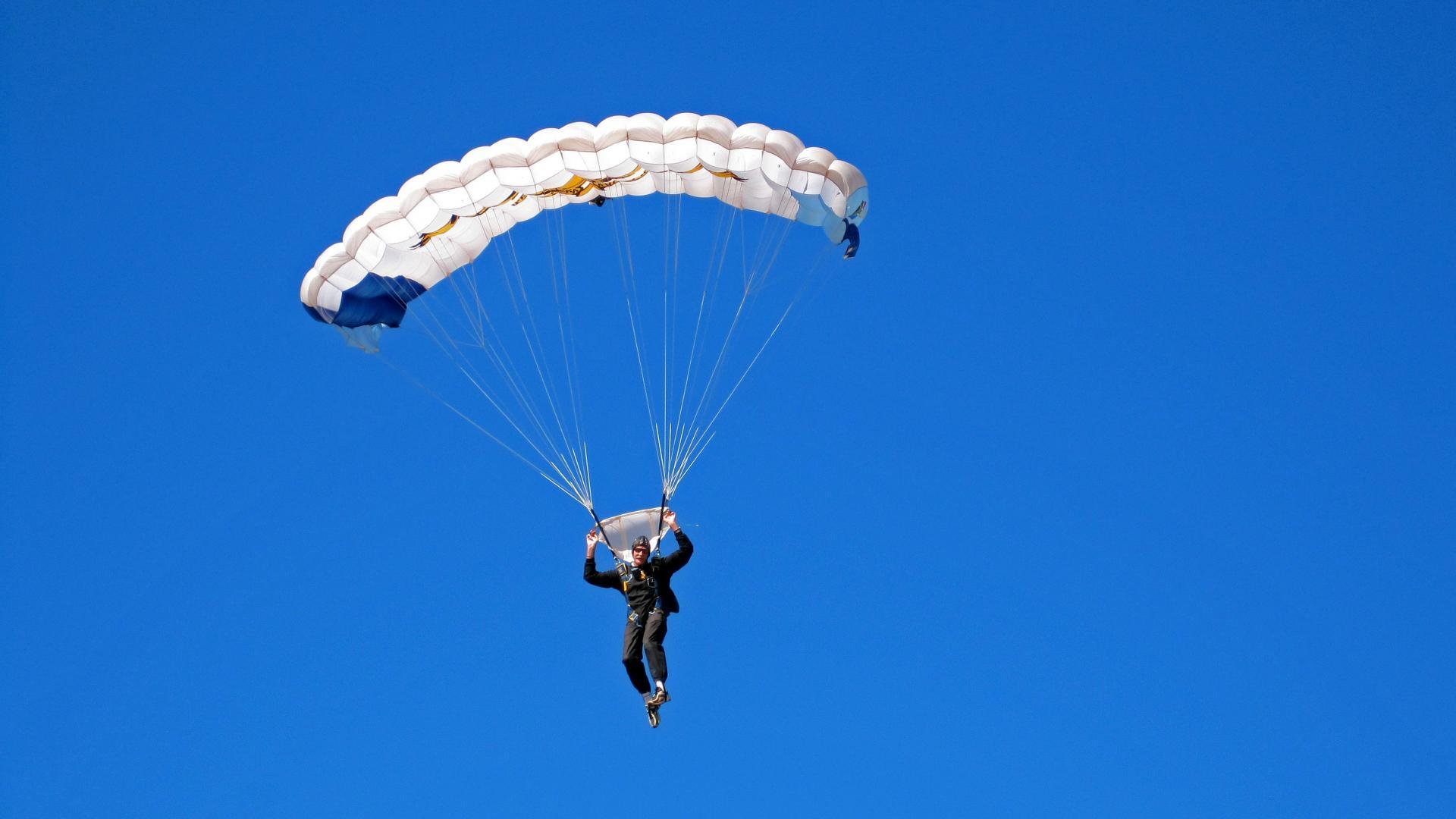 爱德华兹，当新王在紫金王朝的废墟上起舞